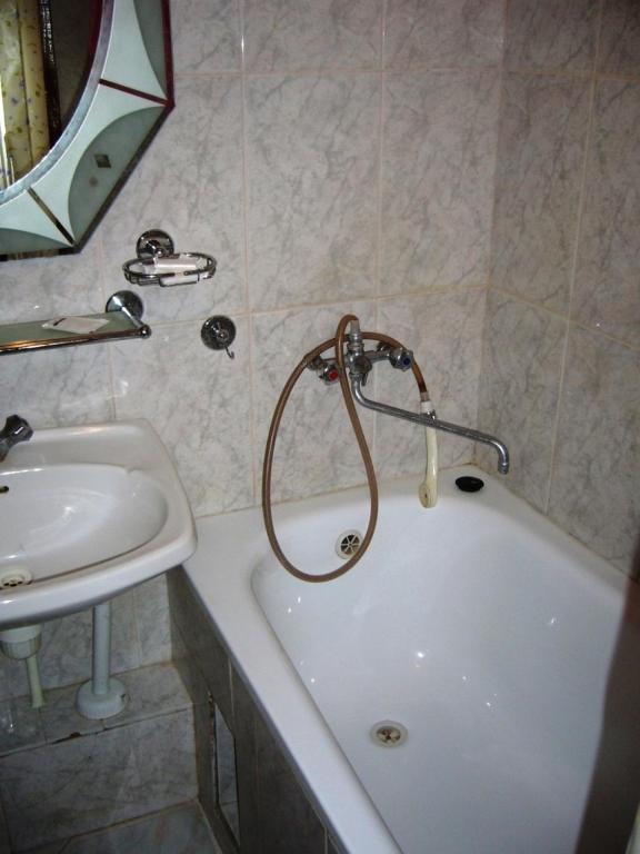 Hotel Profspilkovyi Lutsʼk Quarto foto