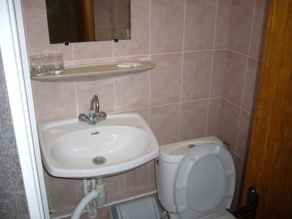 Hotel Profspilkovyi Lutsʼk Quarto foto