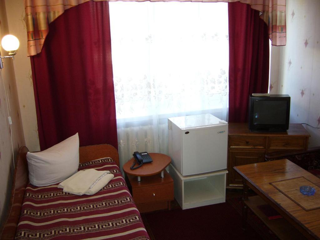 Hotel Profspilkovyi Lutsʼk Quarto foto